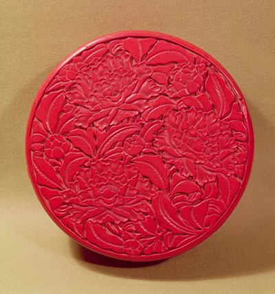 红色漆盒装饰牡丹，c.1426-35（木材漆）（另见52020） 作者 中文学校