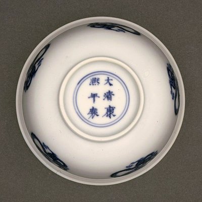 碗的底面，康熙标记和1662-1722期间（瓷器与蓝色釉下）（另见142284） 作者 Chinese School Chinese School