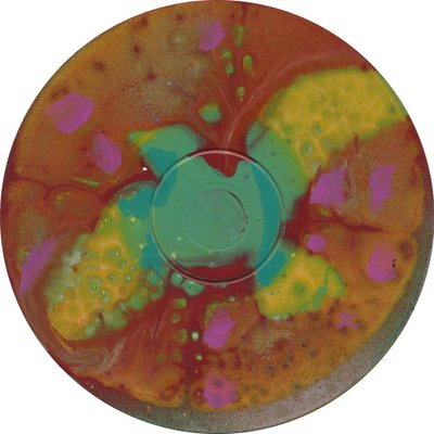 和平，约 2023 年（丙烯酸刻在 CD 上） 作者 克里斯蒂娜·萨吉