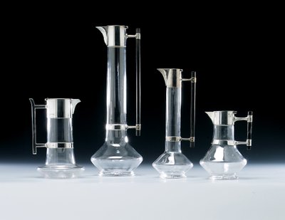 银色酒壶和其他玻璃器皿 作者 克里斯托弗（att To。）梳妆台