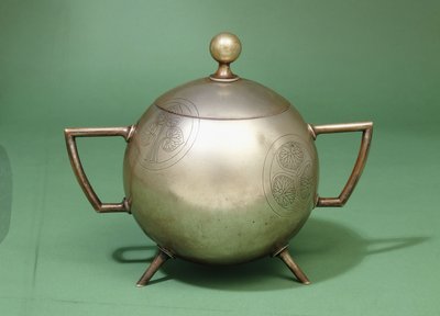 Hukin and Heath两把碗，带铰链盖 作者 克里斯托弗·德莱赛