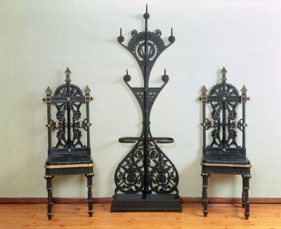外套，帽子和伞架两侧是两把花园或大厅椅子，Coalbrookdale，1867-69（铸铁） 作者 克里斯托弗·德莱赛