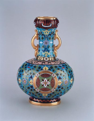 仿景泰蓝装饰的假花瓶，Minton & Co，约1870年（瓷器） 作者 克里斯托弗·德莱赛