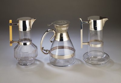银色红葡萄酒壶，1882年;电镀安装的红葡萄酒壶，装饰美观，装饰;银色镶嵌红葡萄酒壶，1880年，全部由Hukin＆Heath制造（切割玻璃） 作者 克里斯托弗·德莱赛