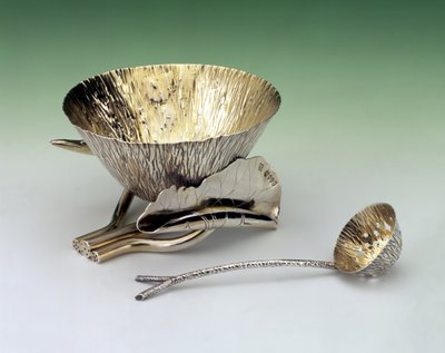 糖船和筛子，由Hukin和Heath制造，1884年（银） 作者 克里斯托弗·德莱赛