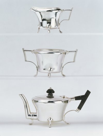 由Hukin＆Heath（电镀和乌木）制作的三件套茶具，于1878年设计 作者 克里斯托弗·德莱赛