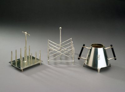 带有直立支撑的烤架，由Hukin＆Heath制造，1878年（详见46533）;三角形烤面包架，由Elkington＆Co。制造，c.1875-88;黑檀木糖碗 作者 克里斯托弗·德莱赛