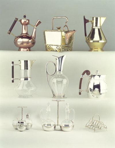 Top，LR：东方咖啡壶，Benham＆Froud，c.1888（黄铜，铜和木材）;日本Rivetted Square Teapot，Benham＆Froud，c.1888（铜和黄铜）; Claret Jug，Richard Perry，Son＆Co。，1880年 作者 Christopher Dresser