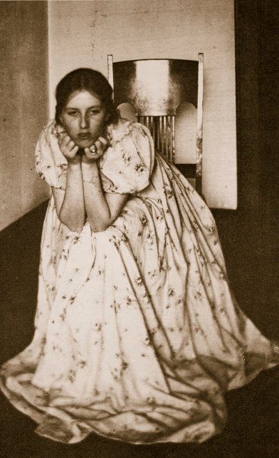 穿着花裙子的女孩，c.1910（照相凹版） 作者 克拉伦斯·亨利·怀特