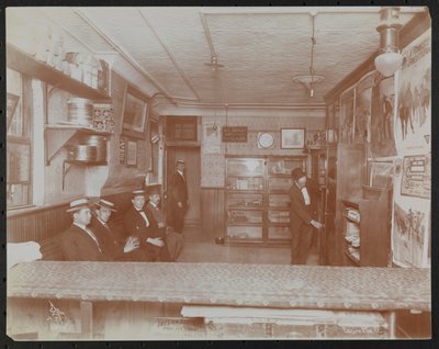 Empire Film Co (possibly at Broadway and 55th Street) with movie posters on wall and customers waiting 作者 拜伦公司