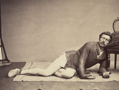 穿着链甲外衣的男子冒充垂死的士兵，约1863年。 作者 不断删除