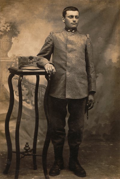 "GM R. Army (World War I) "专辑：第34步兵团的士兵身着制服，按国家分类（黑白照片）。 作者 Conterno Conterno