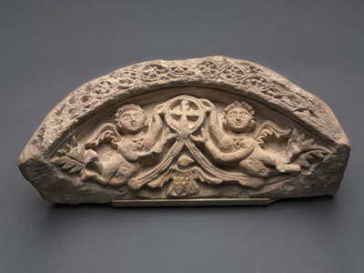 两位天使支撑着一个吊坠十字架的月形图案，400年代（石灰石）。 作者 科普特人