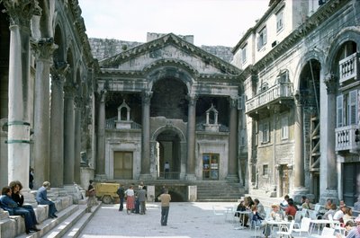 Diocletians宫的Peristyle，c.AD 300 作者 克罗地亚语学校
