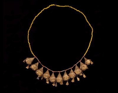 19世纪末至20世纪初的皇冠发带（金，珊瑚和玻璃珠） 作者 Culture Minangkabau