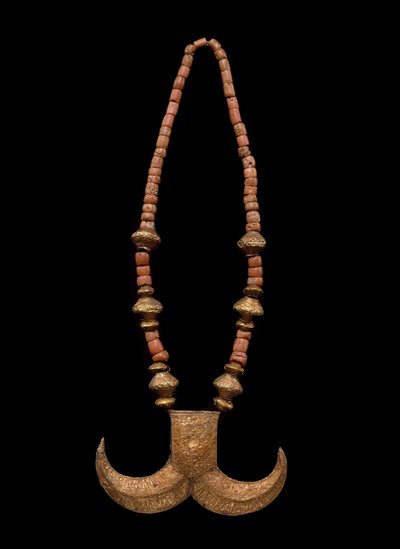 虎爪项链，十九世纪末至二十世纪初（金箔，木头，铜和珊瑚） 作者 Culture Minangkabau
