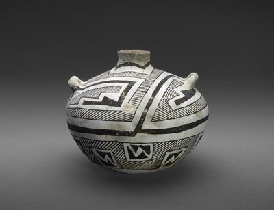 阶梯式和条纹式设计的Jar（Olla） 作者 文化大亨