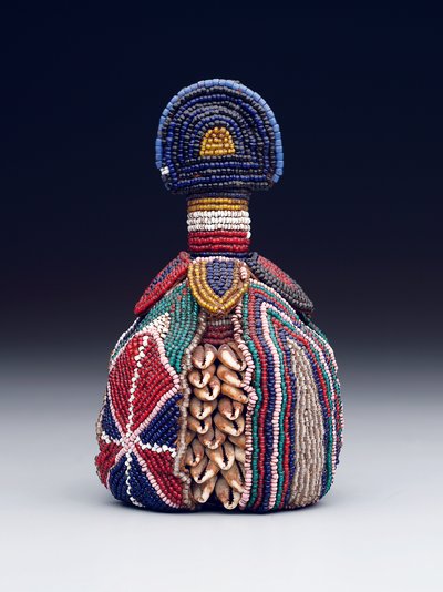 内头的象征（ibori），19世纪末至20世纪初（玻璃珠、牛耳壳和皮革）。 作者 约鲁巴文化