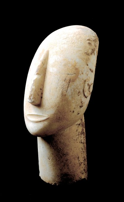 基克拉泽斯群岛的艺术。"大头 "大理石雕塑。公元前3000年。基克拉迪文明（-3200 a -2000） 亚典尼斯，国家考古博物馆 作者 基克拉迪