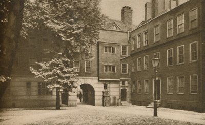 Holborn的Staple Inn中安静的其他法院的鹅卵石》，约1935年。 作者 西里尔·埃利斯