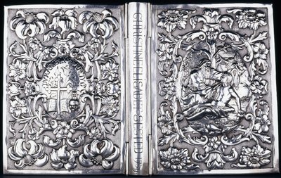 上面和下面的书套上有树叶和撒玛利亚人的画像，1740年 作者 丹麦学校