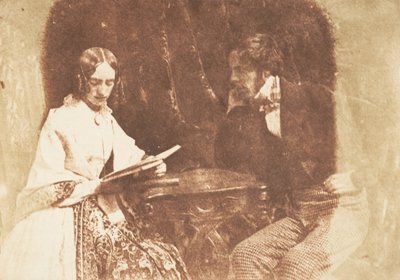 夫妇坐着，女人在阅读，1843-47。创作人：David Octavius Hill, Robert Adamson, Hill & Adamson. 作者 希尔和亚当森