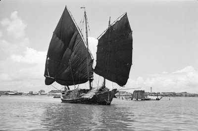 一艘钟杆海港舢板在新加坡起航 作者 大卫·沃特金·沃特斯