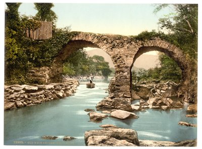 老堰桥。爱尔兰凯里郡基拉尼，约 1890-1900 年（感光照片） 作者 底特律出版公司