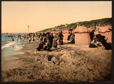 沐浴时的海滩，法国滨海特鲁维尔，约 1905 年（彩色照片） 作者 底特律出版公司