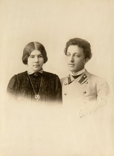 诗人亚历山大（亚历山大）-亚历山大罗维奇-布洛克（1880-1921 年）与妻子的肖像。德米特里-斯皮里多诺维奇-兹多布诺夫的银明胶摄影作品（19 世纪末） 作者 德米特里·斯皮里多诺维奇·兹多布诺夫
