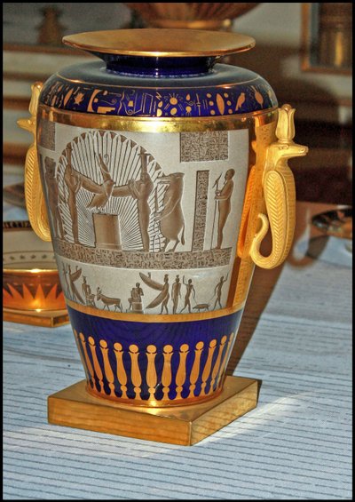 花瓶，Vivant Denon，&39;埃及&39;瓷器服务，Sevres，1806（带油漆和镀金的瓷器） 作者 Dominique Vivant Denon