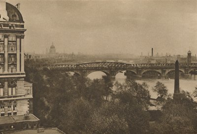 从酒店塞西尔（Cecil）到塔桥（c1935），阿德菲露台（Adelphi Terrace）俯瞰着东河。 作者 唐纳德·麦克利什