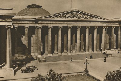 大英博物馆的柱廊正面，位于老蒙塔古故居遗址，c1935年。 作者 唐纳德·麦克利什