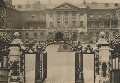 进入盖斯医院（Guys Hospital），其创始人雕像位于庭院中心，c1935年。 作者 唐纳德·麦克利什