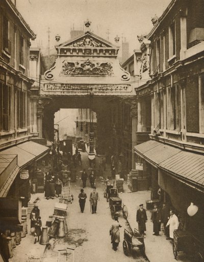 Gracechurch街通往Leadenhall市场-家禽城市票据交换所，c1935年。 作者 唐纳德·麦克利什