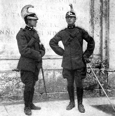 1922年，两个意大利龙骑兵。 作者 唐纳德·麦克利什
