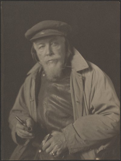 [戴帽叼烟斗的大胡子（可能是一位老船长）] 作者 多丽丝·乌尔曼（Doris Ulmann）