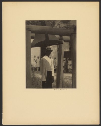 [站在铃铛下的黑人] 作者 多丽丝·乌尔曼（Doris Ulmann）