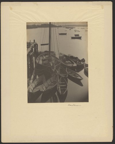 [港口，帆船与前景中的快艇] 作者 多丽丝·乌尔曼（Doris Ulmann）