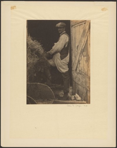 [谷仓门口留胡子戴帽子的男人] 作者 多丽丝·乌尔曼（Doris Ulmann）