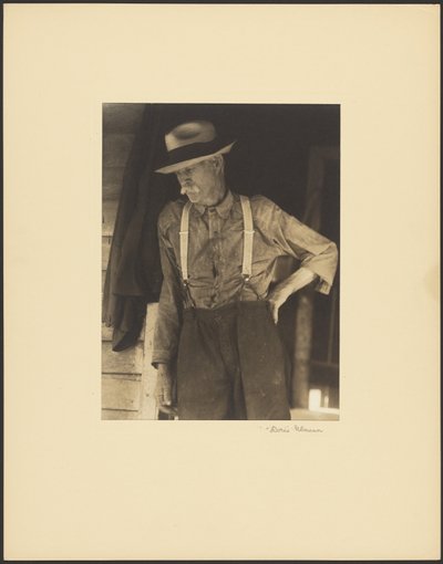 [站在门口的草帽吊裤带老人] 作者 多丽丝·乌尔曼（Doris Ulmann）