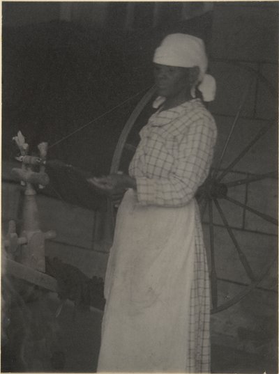 纺车上的女人 作者 多丽丝·乌尔曼（Doris Ulmann）