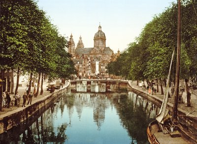 俯瞰Voorburgwal到Sint Nicolaas Basilica，阿姆斯特丹，酒吧。 c.1900 作者 荷兰摄影师
