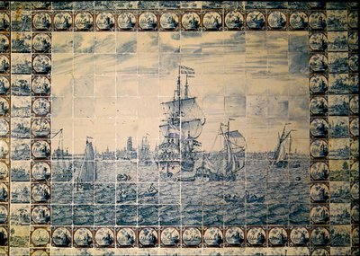 来自浴室的代尔夫特瓷砖面板描绘了一个航运场景（彩陶） 作者 荷兰学校