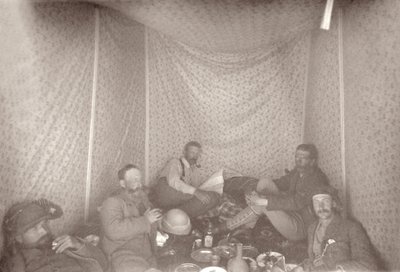 1883年在他们的帐篷里进行阿拉伯调查探险队的成员 作者 E.戈登·赫尔