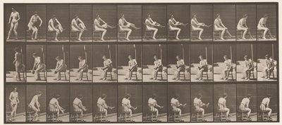 板418.厕所，坐着和穿上长袜，1872-1885 作者 爱德沃德·迈布里奇