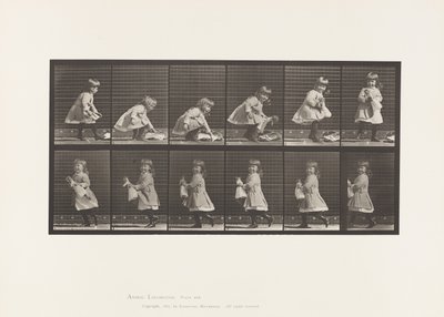盘子481.儿童，举起一个玩偶，转身和走路，1885年 作者 爱德沃德·迈布里奇