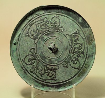 龙纹镜，东周，战国，公元前 475-221 年（青铜） 作者 东周中文学校