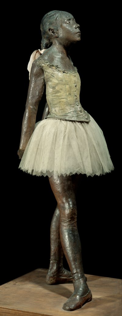 14 岁或伟大的舞者身着 Edgar Degas（1834-1917）的雕塑，木质底座上有古铜色、薄纱和粉红色缎面 作者 埃德加·德加