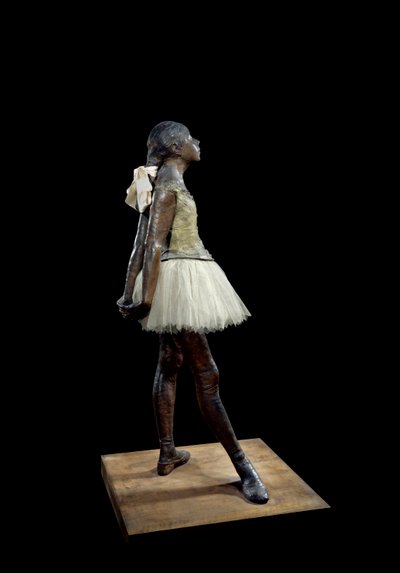 14 岁或伟大的舞者身着 Edgar Degas（1834-1917）的雕塑，木质底座上有古铜色、薄纱和粉红色缎面 作者 埃德加·德加